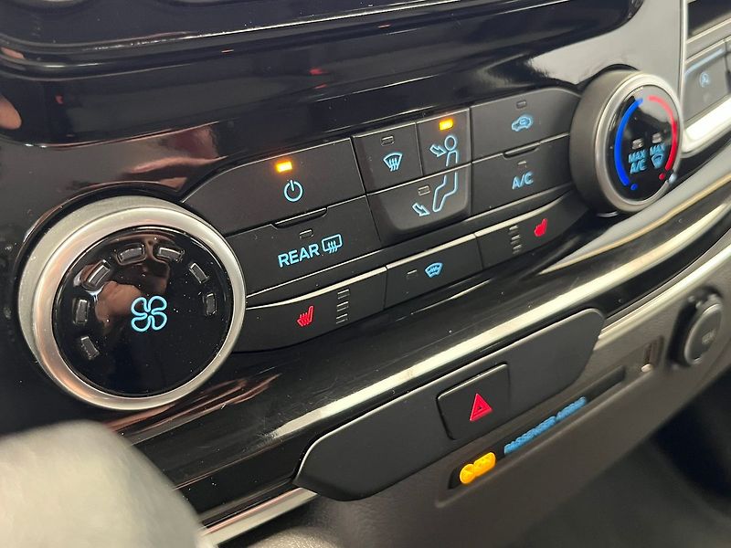 Ford Tourneo Custom 320 L2H1 Titanium 136 kW aut. - fotka 22 z 64
