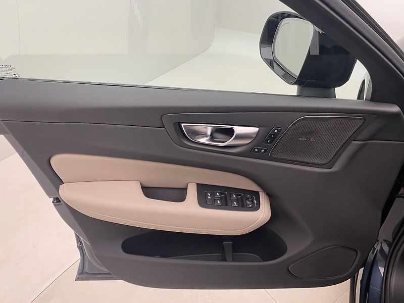 Volvo XC60 B5 AWD DARK PLUS AUT CZ - fotka 7 z 51