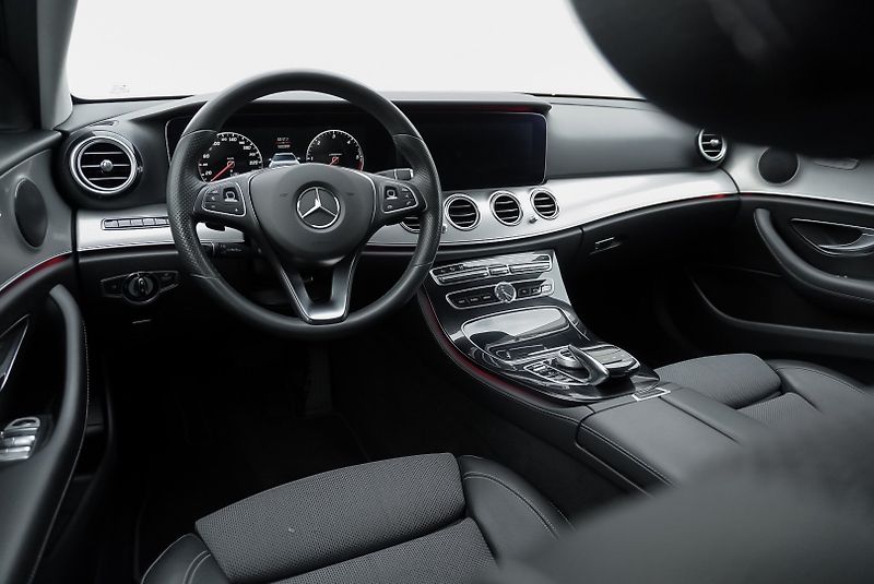 Mercedes-Benz Třídy E E  220 d AMG LINE - fotka 16 z 27