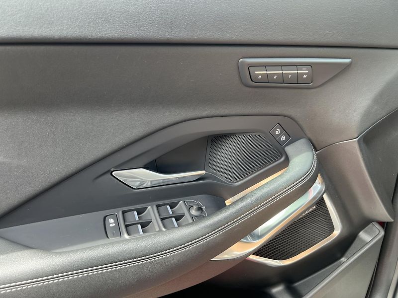 Jaguar E-Pace 2.0 D165 AWD R-DYNAMIC ZÁRUKA - fotka 18 z 18