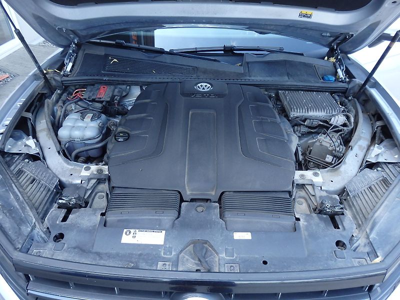 Volkswagen Touareg 4.0 TDI V8 310 kW R-LINE - fotka 23 z 26