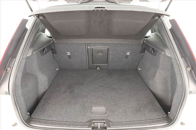 Volvo XC40 (2018) Momentum T3 - fotka 10 z 17
