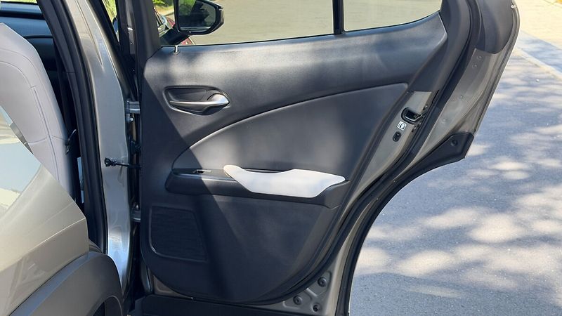 Lexus UX 300h 300H 2,5 HEV F SPORT DESIGN - fotka 15 z 26