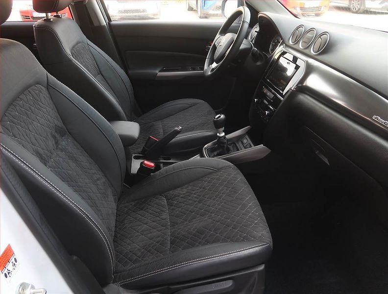 Suzuki Vitara (2022) Elegance 1.4 BoosterJet - fotka 9 z 21