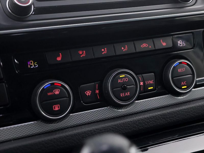 Volkswagen Multivan 2,0 TDI 150kW Highline DSG 4x4 - fotka 27 z 36