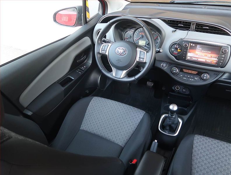 Toyota Yaris (2015) 1.33 Dual VVT-i, Serv.kniha - fotka 7 z 19