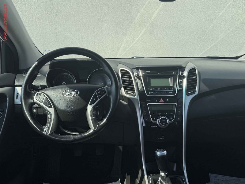 Hyundai i30 (2015) 1.6GDi, 2.maj,ČR, AC, tempo - fotka 8 z 14