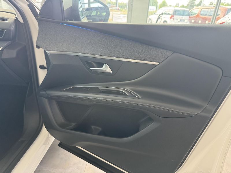 Peugeot 3008 (2018) 1,2I STT ALLURE NAVI KAMERA - fotka 21 z 33