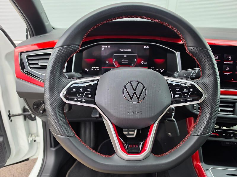 Volkswagen Polo GTI 2.0TSI DSG 152kW DPH 1.Maj - fotka 8 z 22