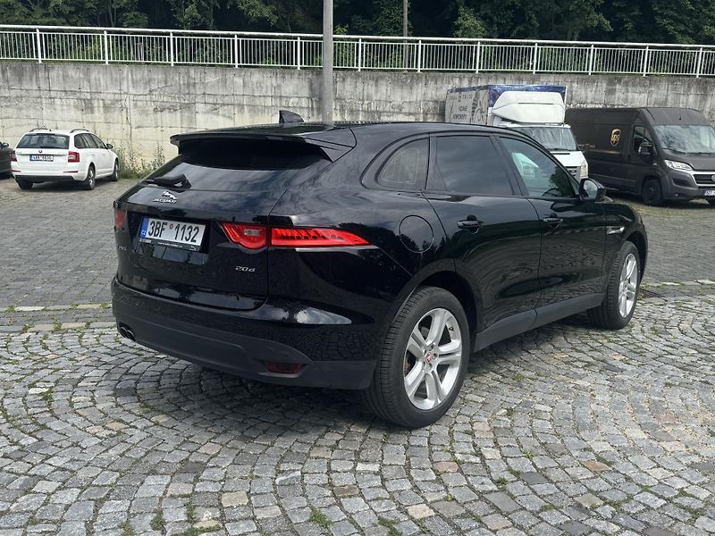 Jaguar F-Pace (2017) 2.0D, 132 kW - fotka 6 z 21