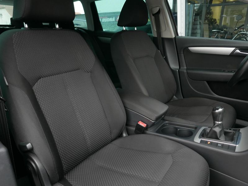 Volkswagen Passat 1,6 TDI 77kW Kombi - fotka 21 z 38