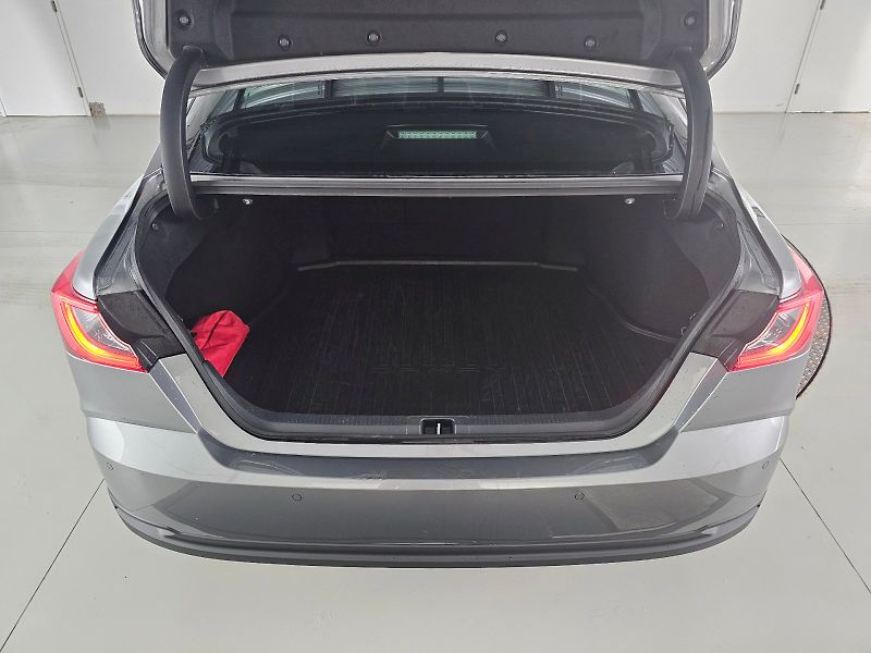 Toyota Camry (2025) 2.5 HEV CVT Prestige 230k - fotka 25 z 25