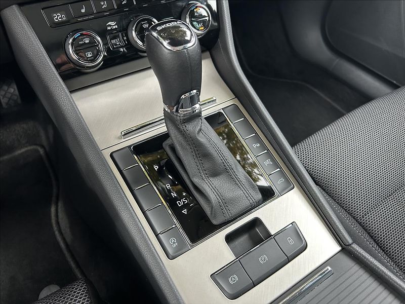 Škoda Superb 2,0 TDi DPH  360° Travel Asist - fotka 26 z 50
