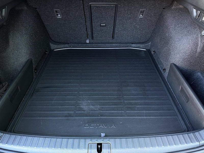 Škoda Octavia RS 2.0 TSi 180kW Matrix-LED V. - fotka 48 z 52