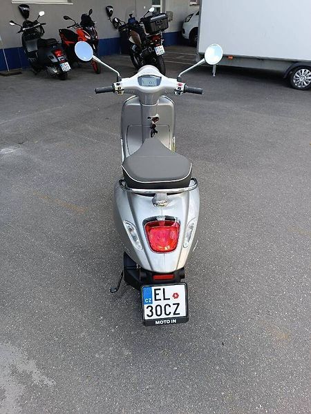 Vespa Elettrica (2023) L1 Grigio  Cromo 719 - fotka 6 z 16