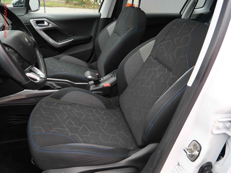 Peugeot 2008 (2018) 1.2PT, AC, park.asist - fotka 9 z 21