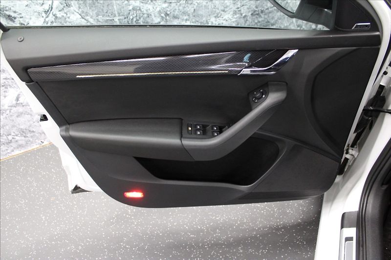 Škoda Octavia 2,0 TDI RS DSG 4x4 virtual pan - fotka 7 z 33
