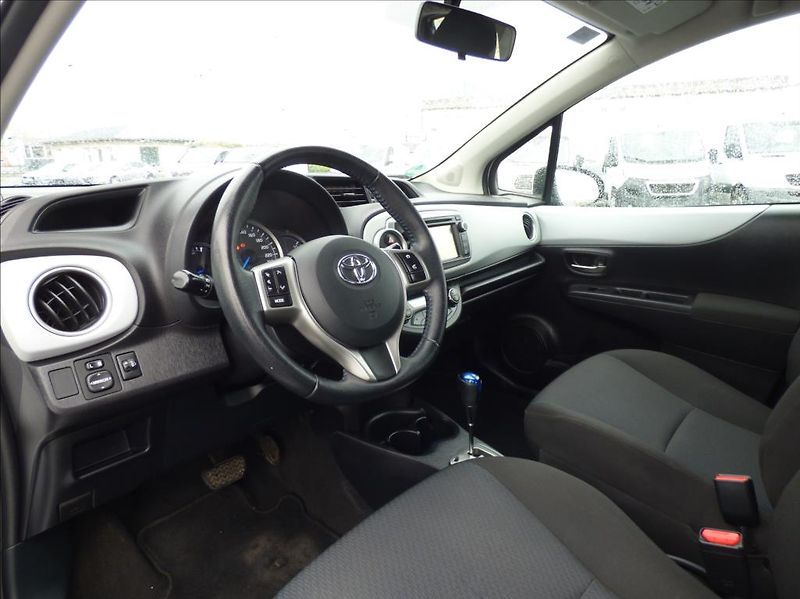 Toyota Yaris 1,5 Hybrid, Digi Klima, servis - fotka 18 z 60