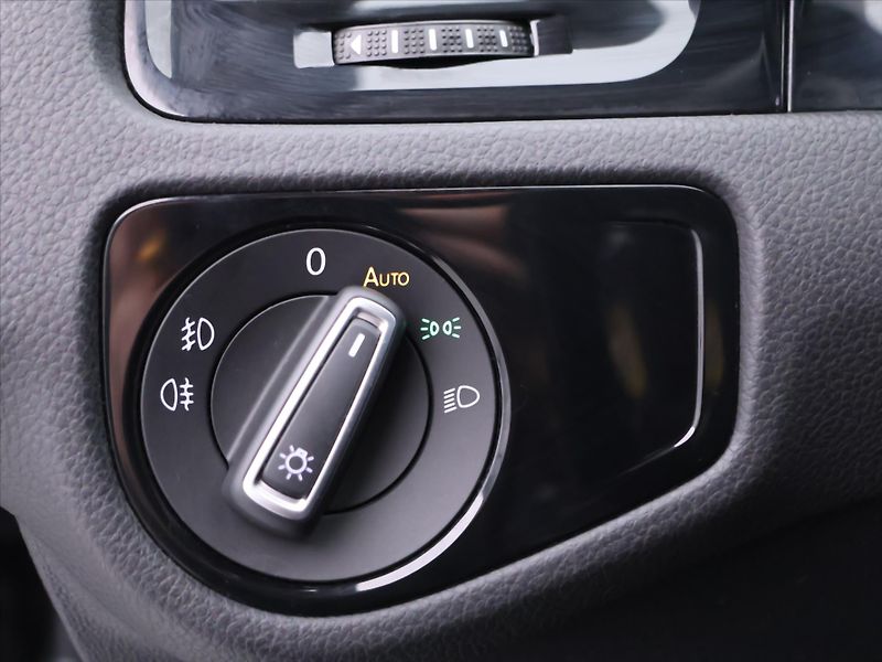 Volkswagen Golf 1,4 TSI Highline Bi-xenon - fotka 15 z 28