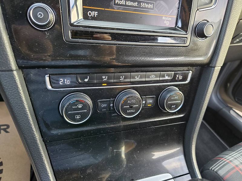 Volkswagen Golf 2.0 GTI - fotka 25 z 49