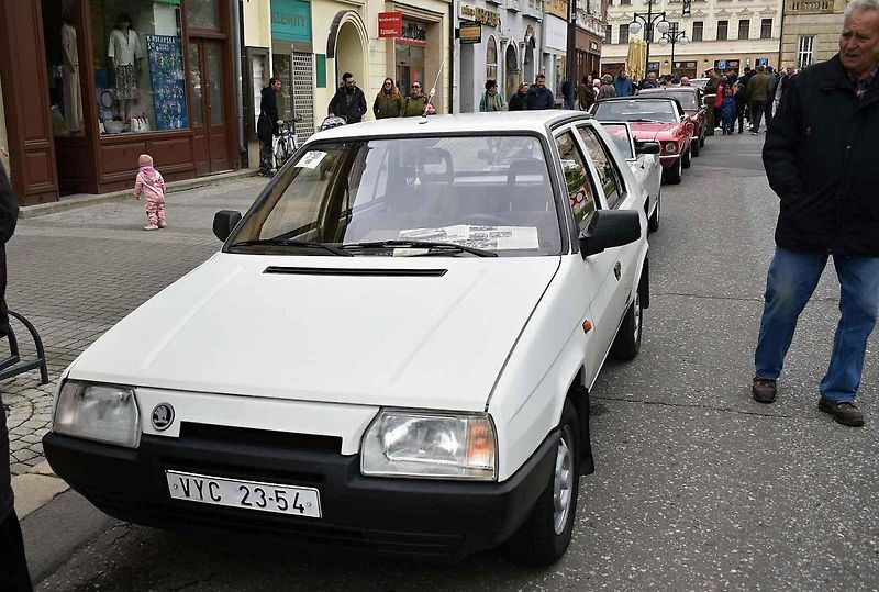 Tradiční sraz autoveteránistů na náměstí T. G. Masaryka v Prostějově. 18. května 2025