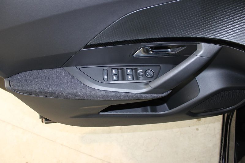 Peugeot 2008 (2025) STYLE PureTech 100 S&S MAN6 - fotka 15 z 17