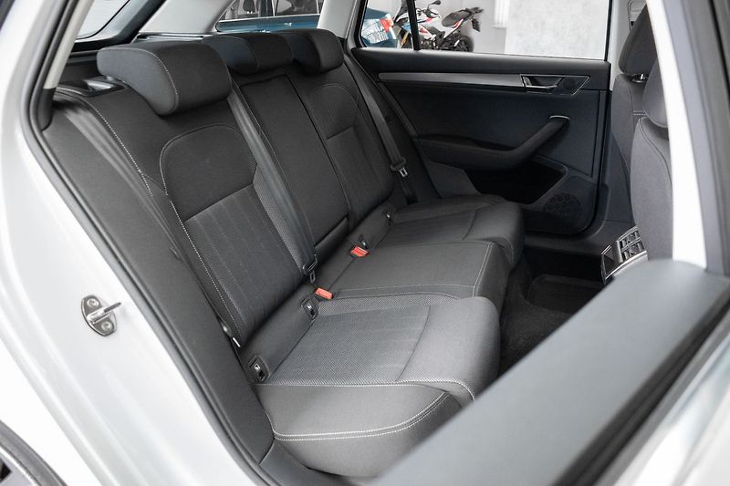 Škoda Superb 2.0 TDI REZERVACE - fotka 12 z 43