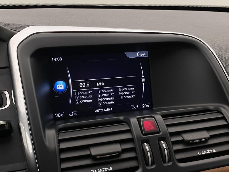 Volvo XC60 D4 AWD MOMENTUM REZERVACE - fotka 34 z 43