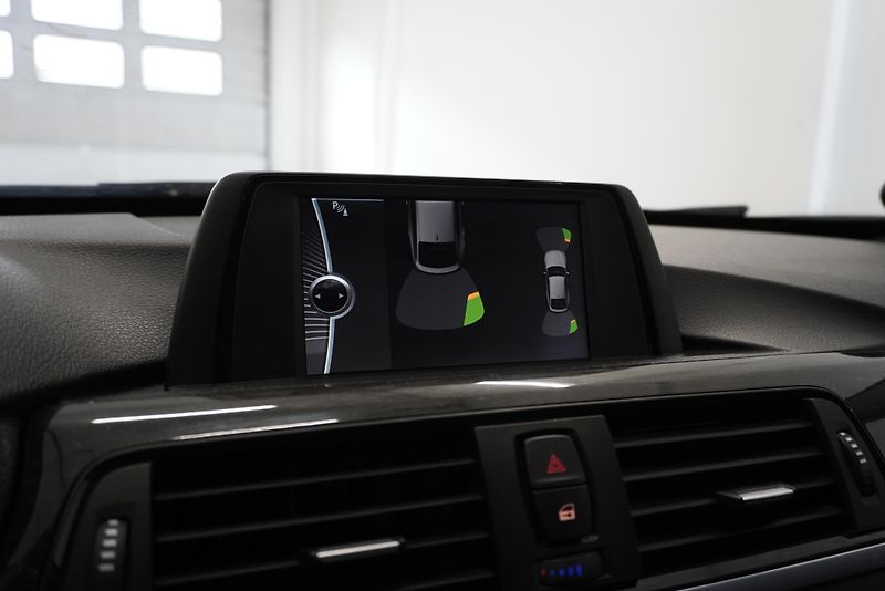 BMW Řada 3 320i LUXURY LINE AUTOMAT - fotka 22 z 35
