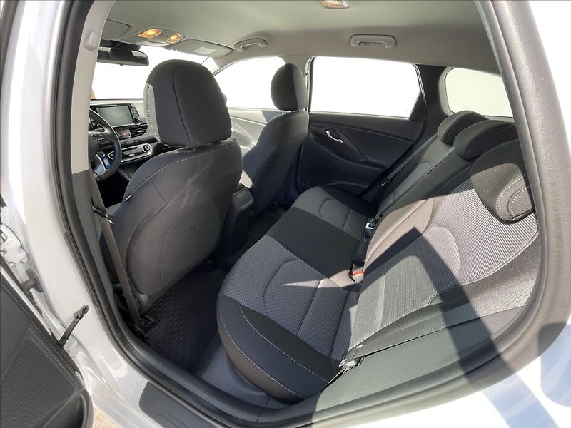 Hyundai i30 1,5 T-GDI Combi Comfort PDC - fotka 16 z 23