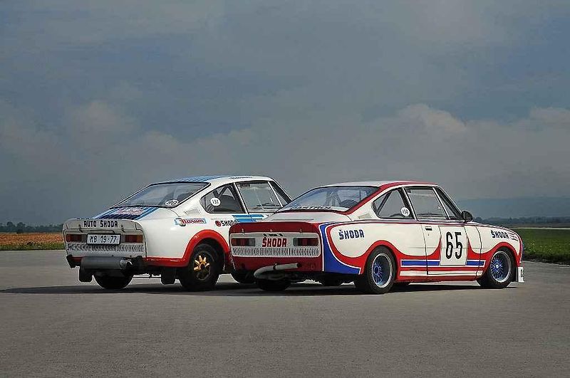 Škoda 130 RS. Vlevo je okruhová verze z roku 1981, vpravo soutěžní provedení z roku 1977.