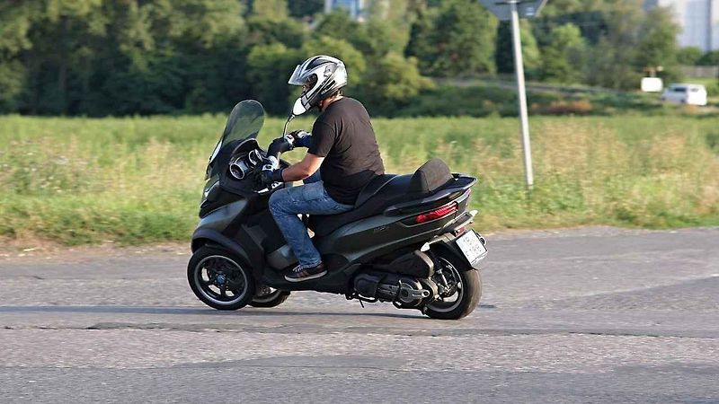 Piaggio MP3 500ie Sport LT (vlevo) a Piaggio Medley 125ie.