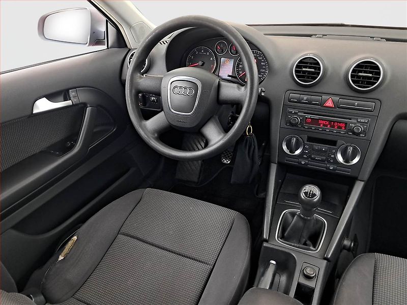 Audi A3 (2006) 1.6, nová STK, servisované - fotka 7 z 12