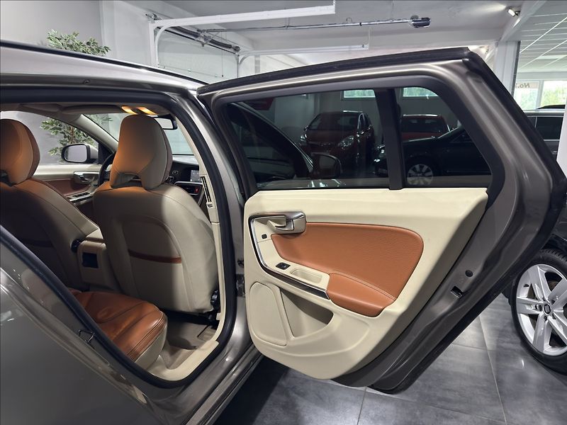 Volvo V60 2,0   T5 177KW SUMMUM XENON - fotka 25 z 38
