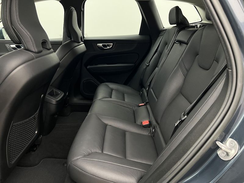 Volvo XC60 B4 AWD MOMENTUM PRO AUT - fotka 6 z 40