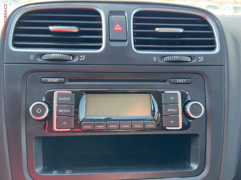 Volkswagen Golf (2010) 1.4i, ČR, AC, TZ - fotka 12 z 16