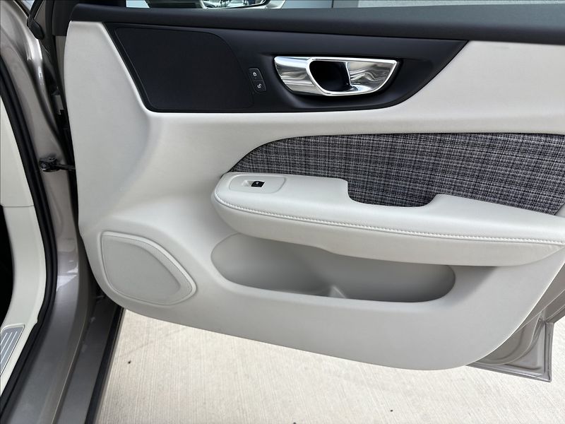 Volvo V60 2,0 D3 110 KW MOMENTUM MANUAL - fotka 19 z 26