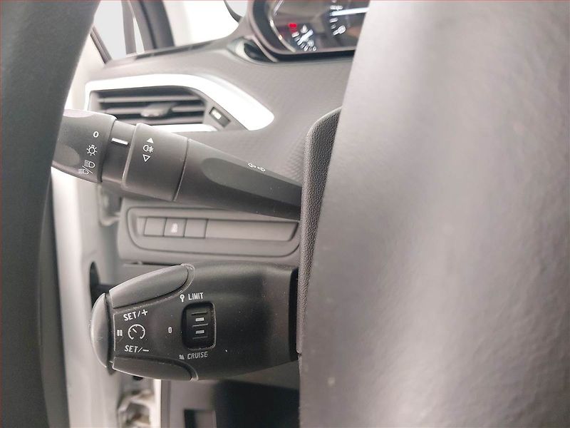 Peugeot 2008 (2014) Active 1.2 PureTech - fotka 15 z 16