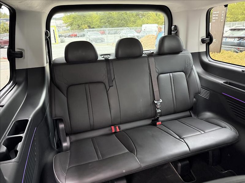 Hyundai Staria 1,6 T HEV 7M  Luxury Panorama - fotka 13 z 26