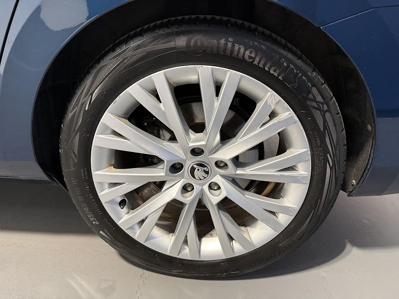 Škoda Superb 2.0 TDI 110kW L&K Combi DSG - fotka 15 z 15