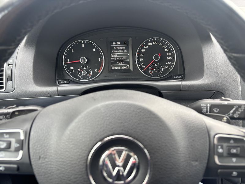 Volkswagen Touran (2013) 2.0TDI, 103kW. DSG, 7míst - fotka 16 z 16