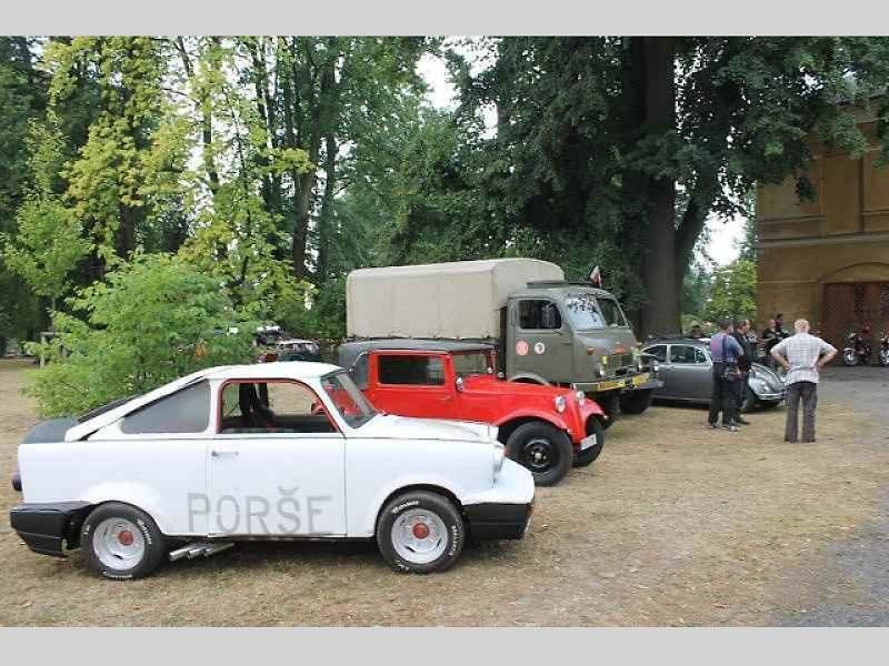 Nablýskané historické motocykly a automobily zdobily v sobotu prostranství zámku v Neplachovicích. Konala se zde již devátá Cisarská veterán rallye.