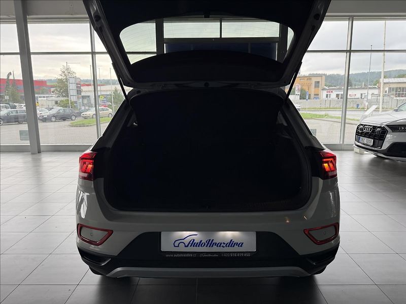 Volkswagen T-Roc 1,0   TSI 85kW,1.MAJ,SERVISKA - fotka 21 z 23