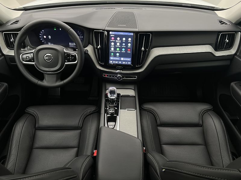 Volvo XC60 T6 AWD DARK PLUS CZ 1. maj. - fotka 2 z 49