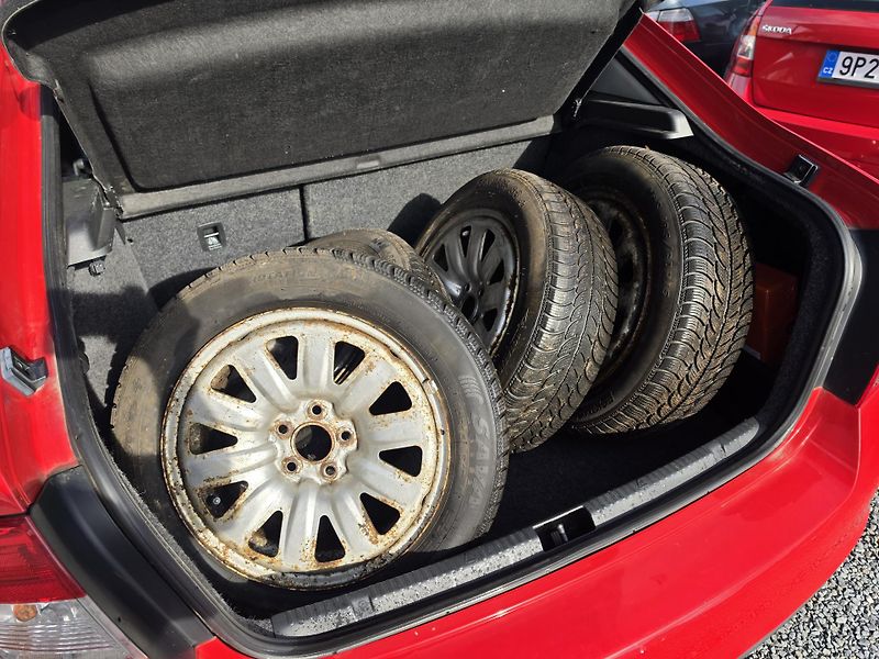 Škoda Rapid 1.2 TSI 6ti rychlostní  - fotka 7 z 17