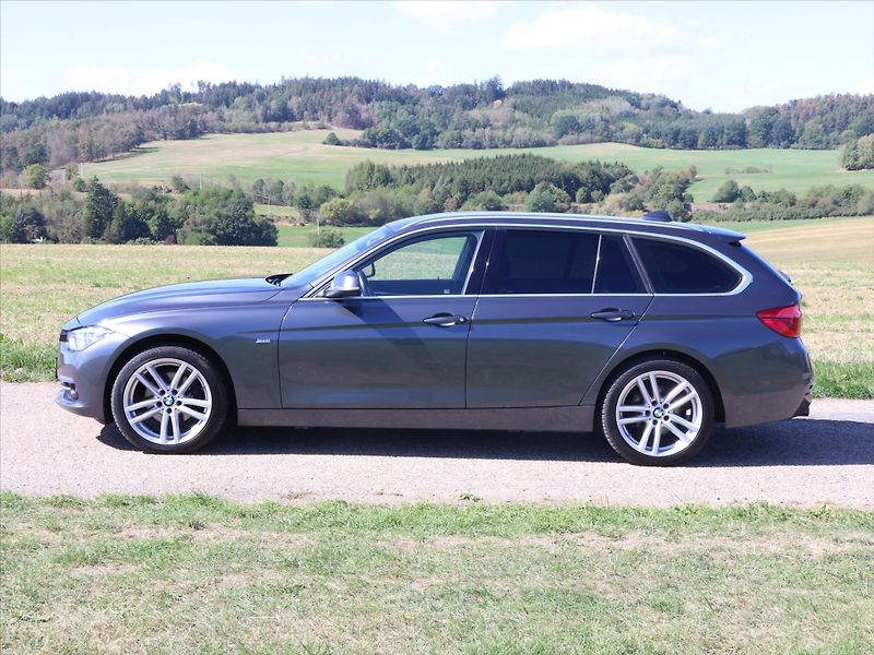 BMW Řada 3 2,0 320d xDrive 140kW Sport - fotka 4 z 32
