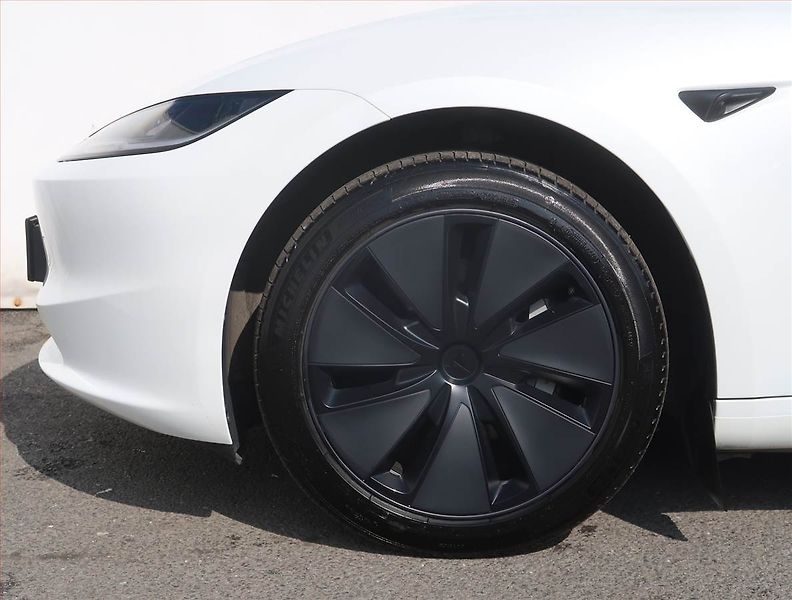 Tesla Model 3 (2024) Standard Range 60kWh - fotka 15 z 25