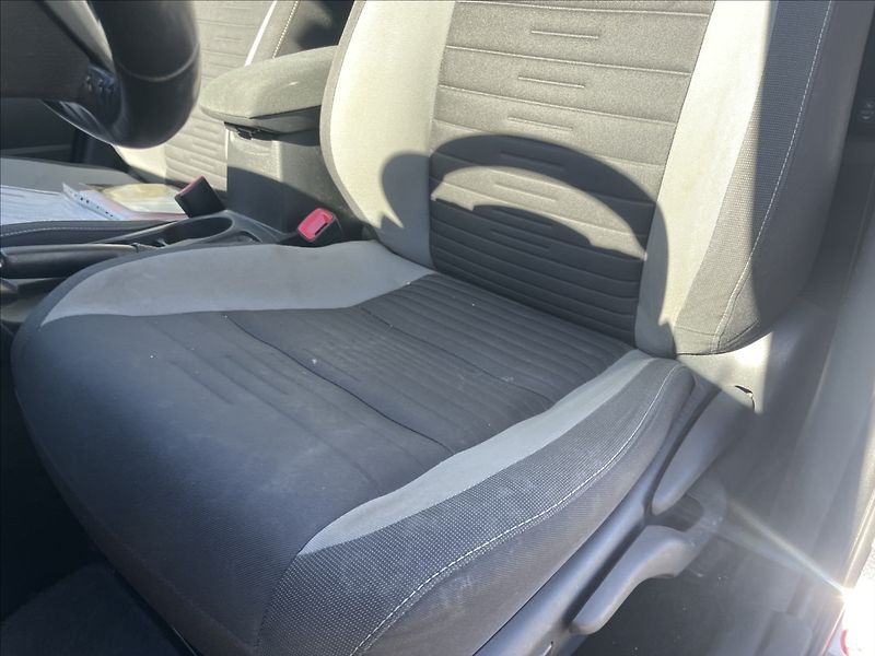 Toyota Auris 1,8 E-CVT Hybrid CZauto 1maj D - fotka 25 z 37