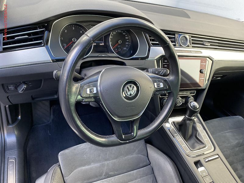 Volkswagen Passat (2017) 2.0 TDi, Highline, LED, navi - fotka 13 z 17