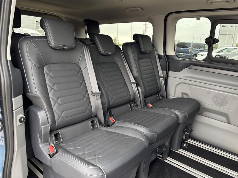 Ford Tourneo Custom 2,0 EcoBlue 125kW L2 Titanium - fotka 16 z 47